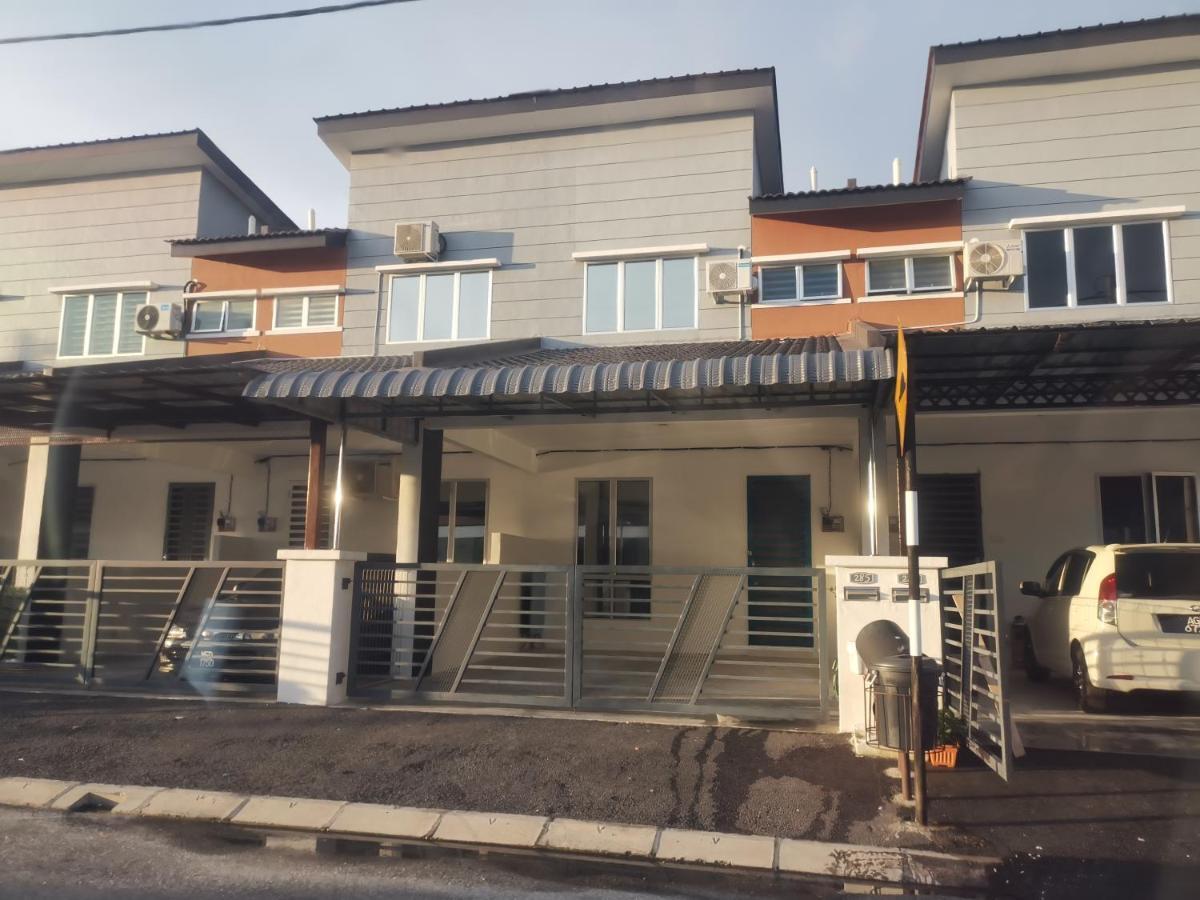 Lynn Homestay Сери Искандар Екстериор снимка